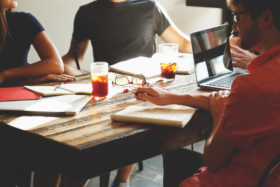 Kollegiales Miteinander im Team schätzen 61 Prozent der von iBusiness befragten Arbeitnehmer - der größte Pluspunkt, den die Unternehmen zu bieten haben. (Startup Stock Photos)