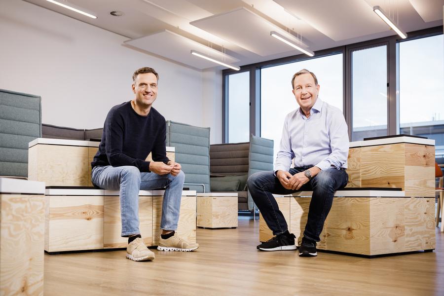 Ralf Kleber (rechts) übergibt den Chefposten an Rocco Bräuniger (Amazon Deutschland/Thorsten Jochim)