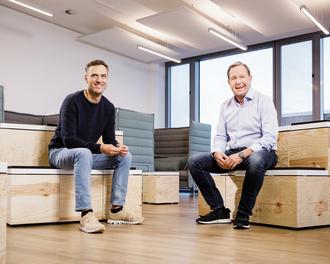 Ralf Kleber (rechts) übergibt den Chefposten an Rocco Bräuniger (Amazon Deutschland/Thorsten Jochim)