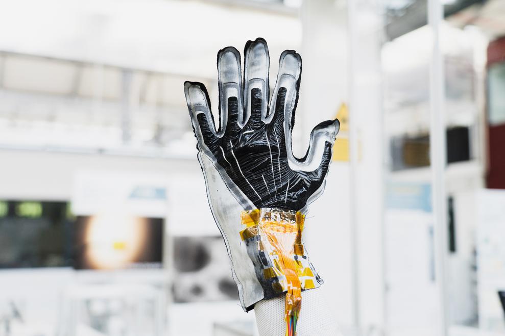 Das Forscherteam von Professor Stefan Seelecke arbeitet daran, Intelligenz und Sensorik in einen Arbeitshandschuh zu bringen. (Bild: Moritz Helm)