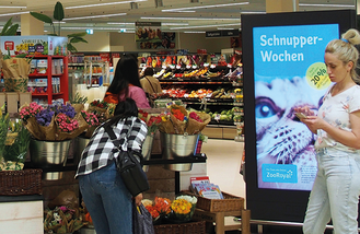 Auch der stationre Einzelhandel wird zur Werbeflche ausgebaut. (Olga Hofmann, shutterstock)