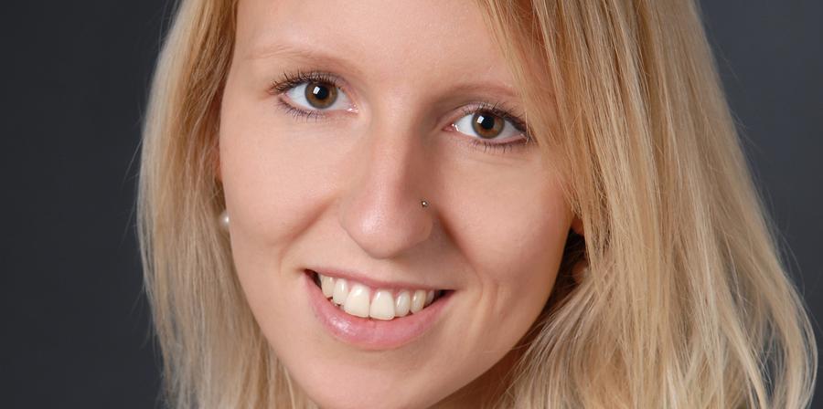 Verena Gründel, die iBusiness-Redakteurin liebt gutes virtuelles Essen und dazu ein Glas digitalen Rotwein (Privat)