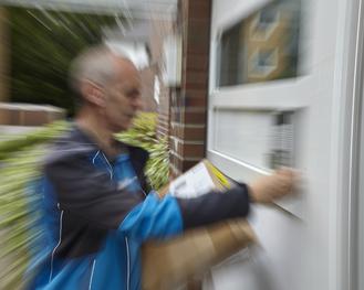 Im Bild zu sehen: Paketzusteller klingelt an Tr, um 'Sie waren nicht zu Hause'-Benachrichtigung einwerfen zu knnnen. (Hermes)