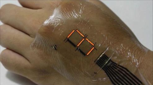 Zwei Mikrometer ist das Hautdisplay der University of Tokyo dick (Bild: University of Tokyo)