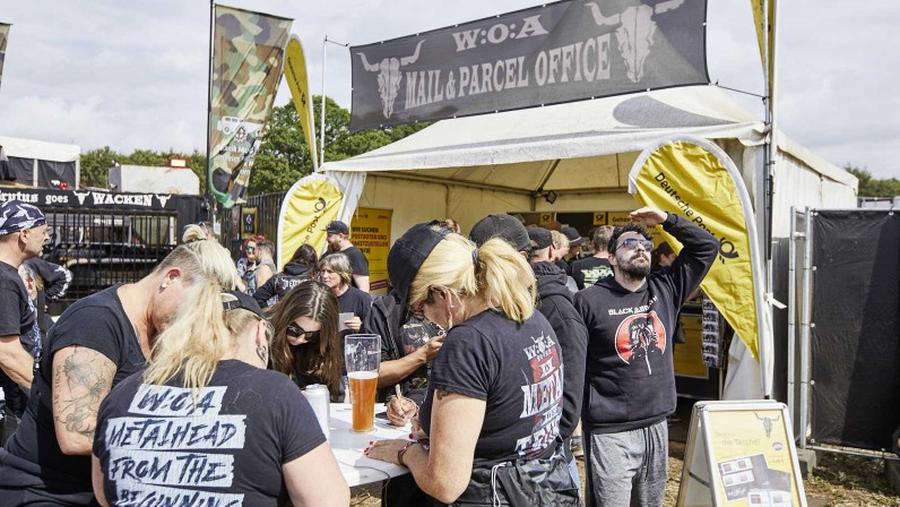 Die Deutsche Post schaffte es immerhin, dass bei W.O.A.2022 über 9.000 spezielle Postkarten von den Besuchenden verschickt worden sind. Allerdings keine aus Metall. (Deutsche Post)
