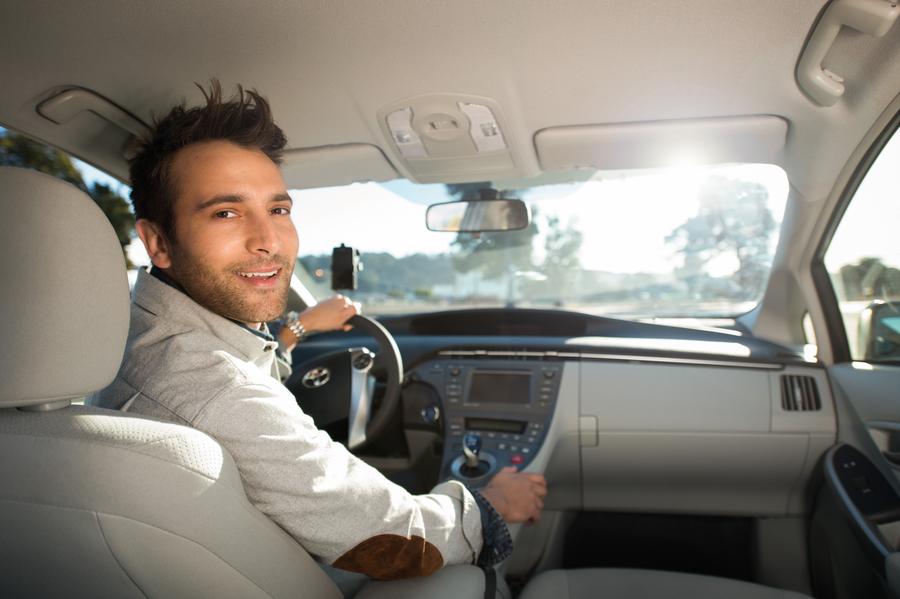 Die Fahrer auf Ubers Pressefotos strahlen vor lauter Freude über die tolle Job-Opportunity nur so in die Kamera. Aber in Wahrheit sind nicht alle Fahrer so glücklich. (Bild: Uber)