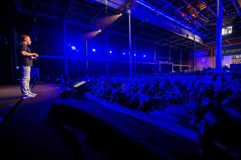 Shopware Community Day 2016: Aufwndige Produkt-Inszenierung (Bild: Shopware)