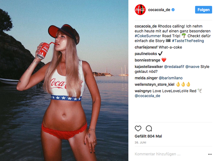 In natürlicher Wildbahn: Die Influencerin und - mit ihr untrennbar verbunden - ihr Influencer-Boyfriend (hinter der Kamera) (Coca Cola)
