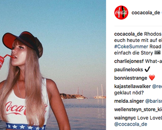 In natrlicher Wildbahn: Die Influencerin und - mit ihr untrennbar verbunden - ihr Influencer-Boyfriend (hinter der Kamera) (Coca Cola)